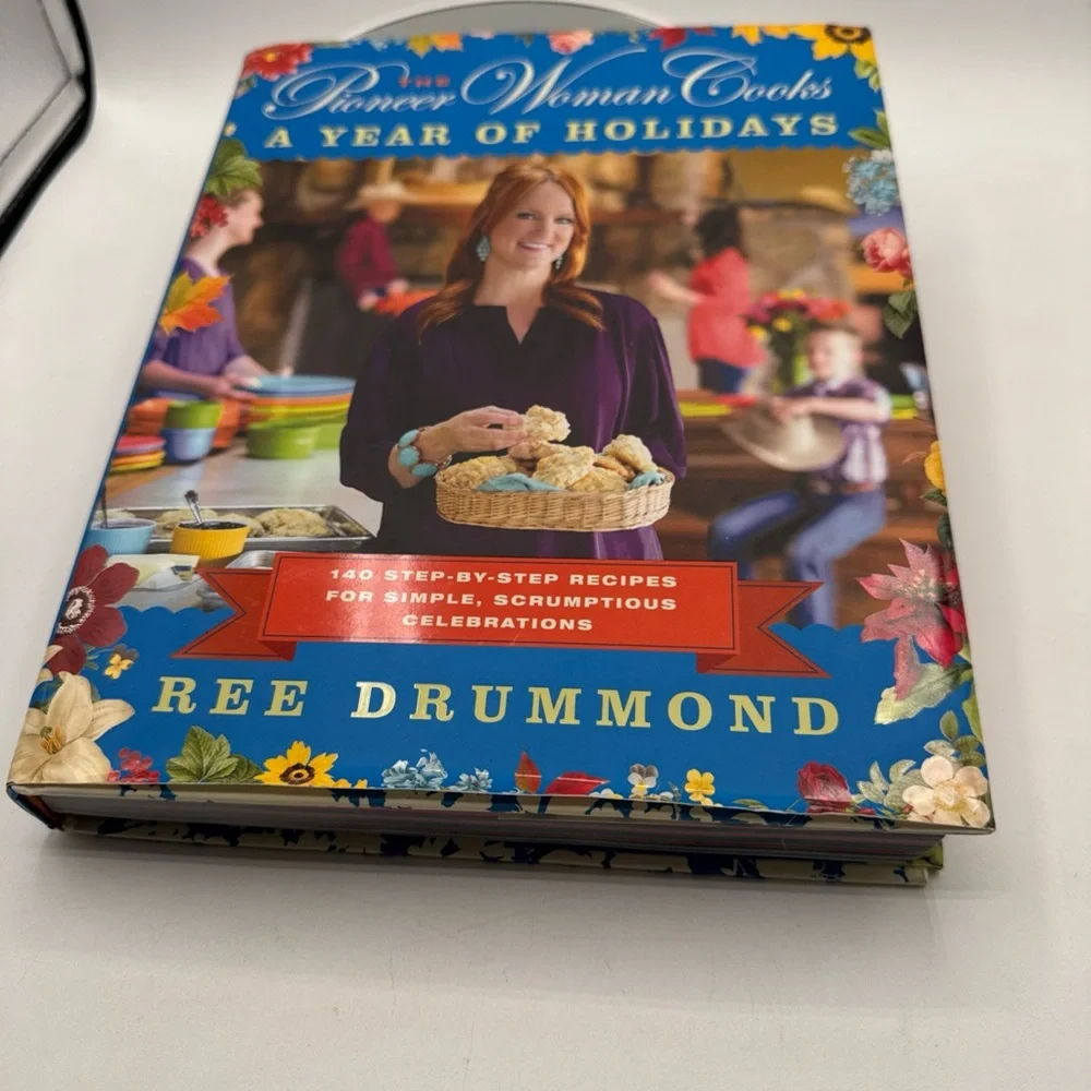 The Pioneer Woman Cooks: A Year of Holidays - Blue and Red Cover